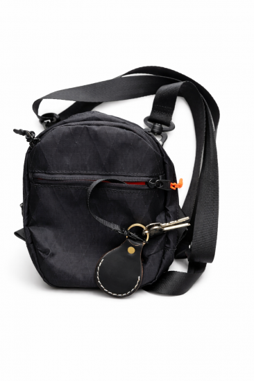 MinZ Horween Leather Keychain for AirTag ブラック