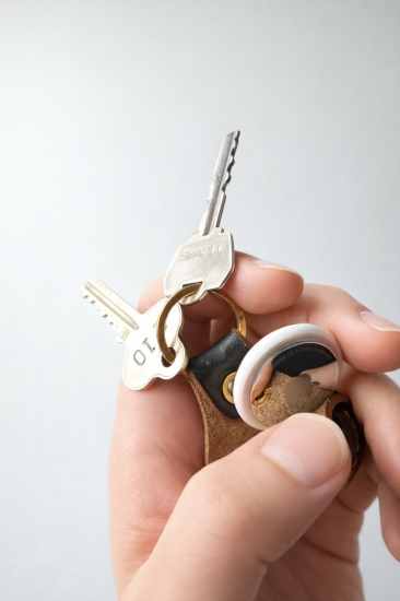 MinZ Horween Leather Keychain for AirTag ブラウン