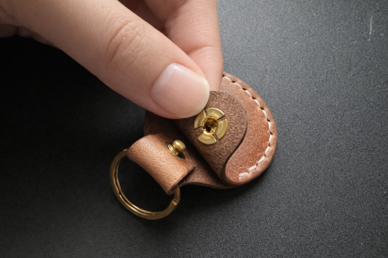 MinZ Horween Leather Keychain for AirTag エイジングブラウン