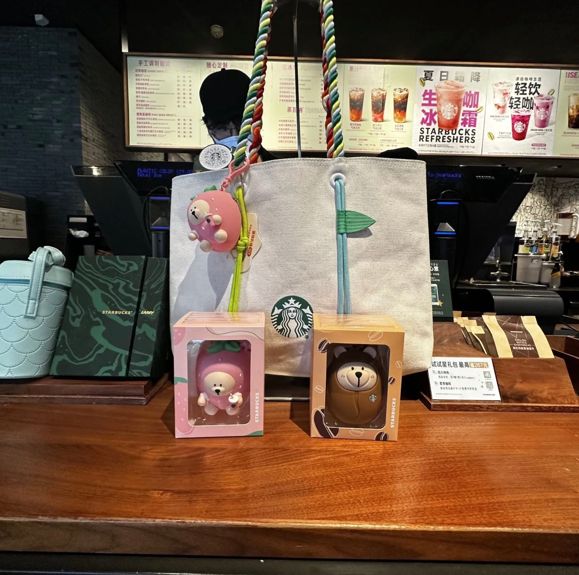 海外限定 中国限定モデル Starbucks スターバックス 2023年夏版 シリコン かわいいクマミニポーチ キーチェーン AirPods –  スマホケースショップ